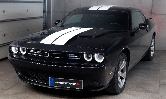 Modernizacja systemu multimedialnego w Dodge Challenger – nowy wyświetlacz i polskie menu