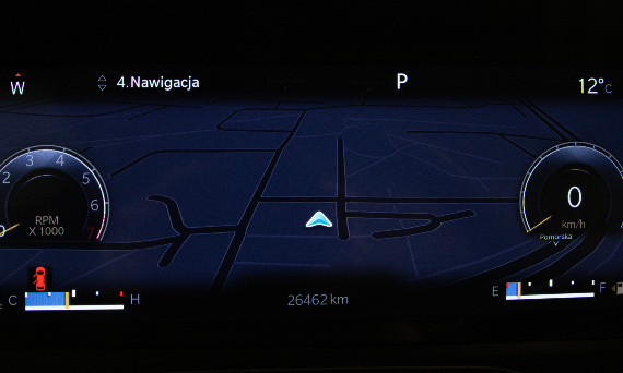 Nawigacja w zegarach Jeep Grand Cherokee – pełen komfort i funkcjonalność po konwersji z USA