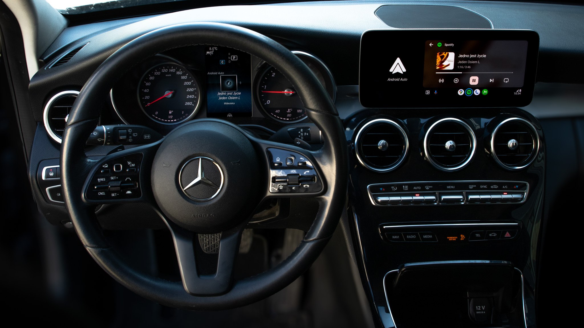 Spotify na ekranie Mercedesa C220