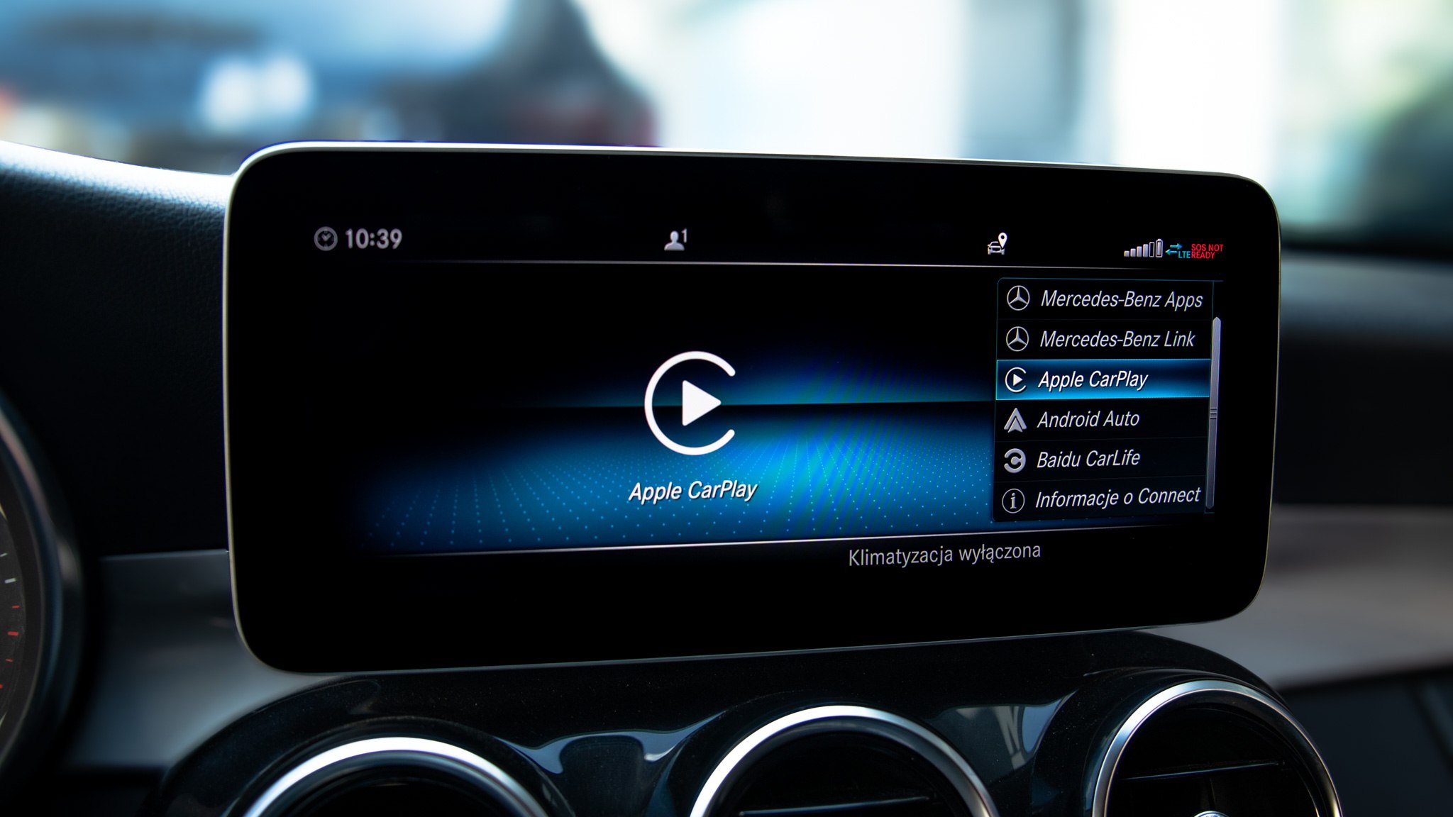 Apple CarPlay w wyświetlaczu Mercedesa C220