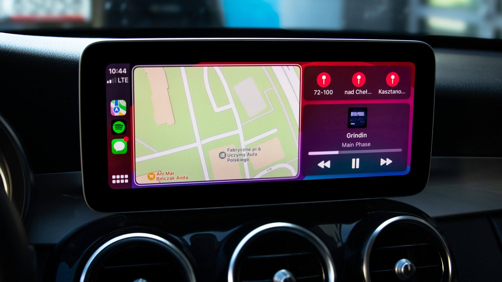 Apple maps w wyświetlaczu mercedesa C220