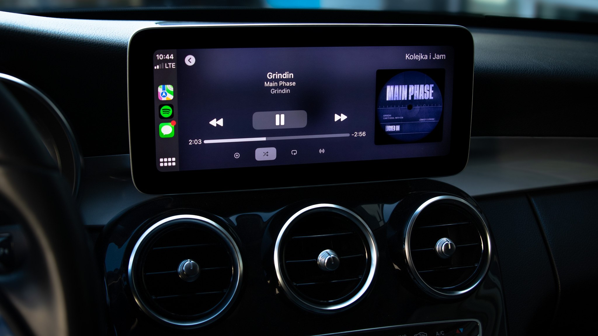 Spotify w CarPlay Mercedes C220
