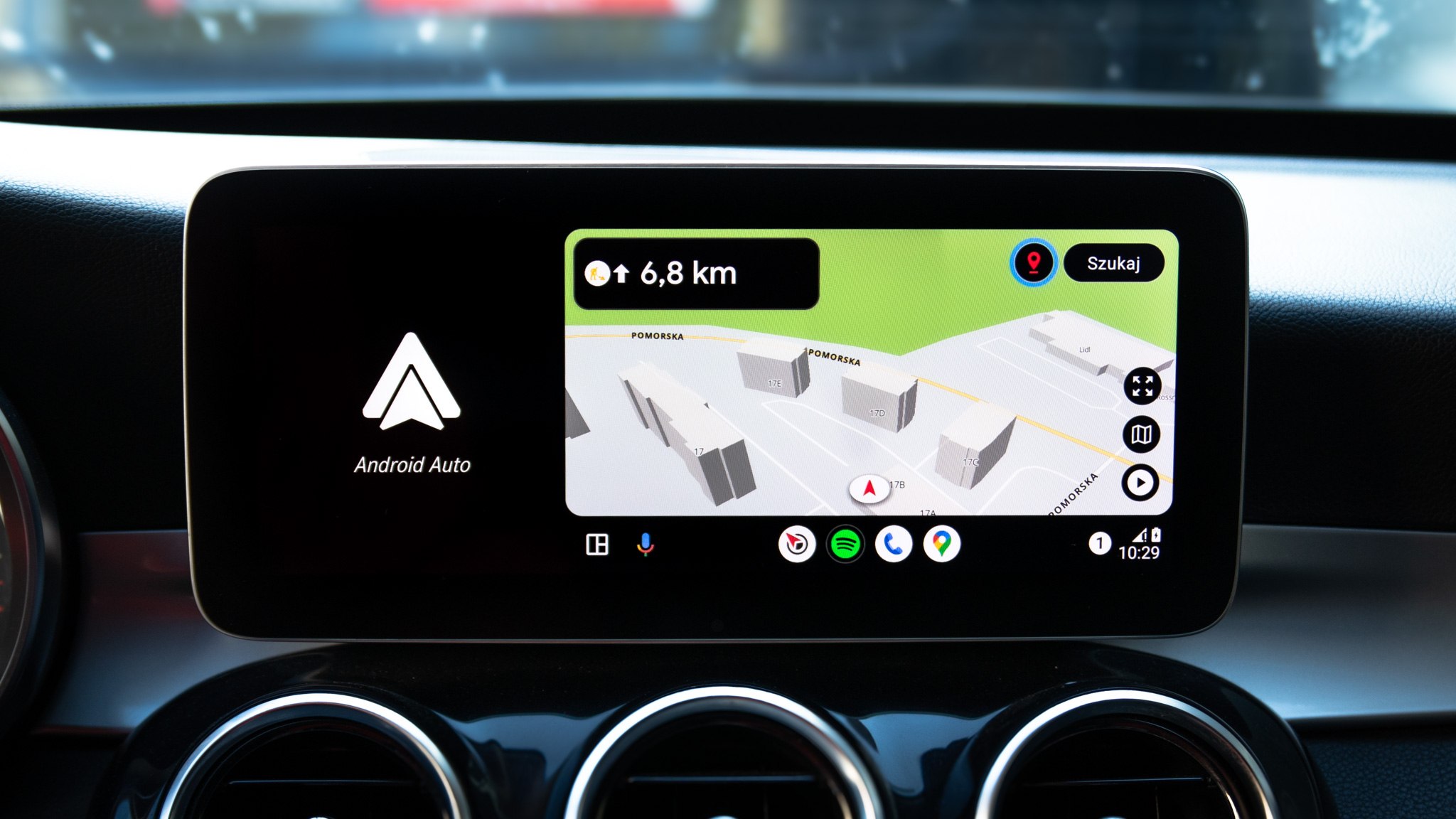 Yanosik w Android Auto Mercedes C220