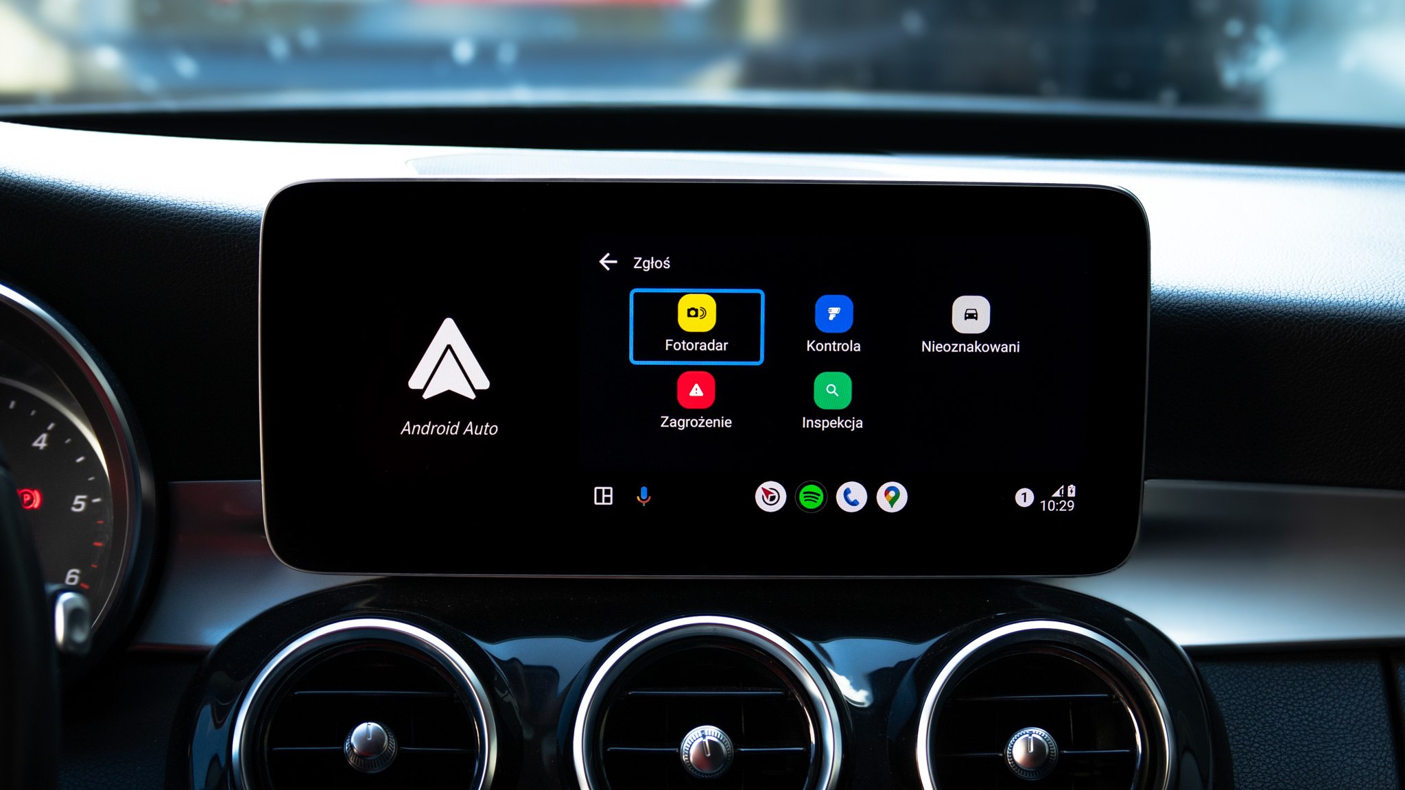 Yanosik zgłaszanie fotoradaru Android Auto Mercedes C220