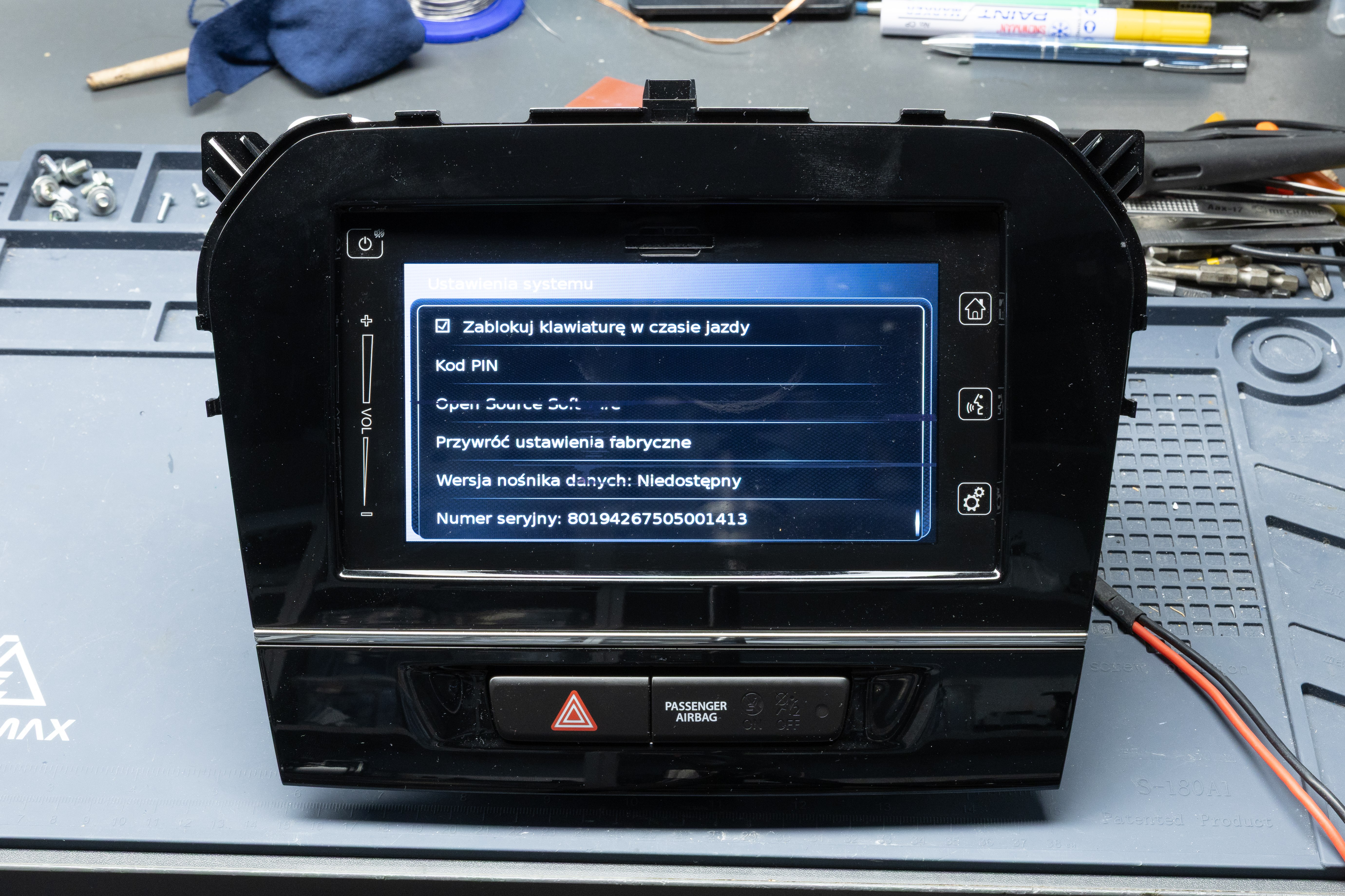 suzuki paski na ekranie