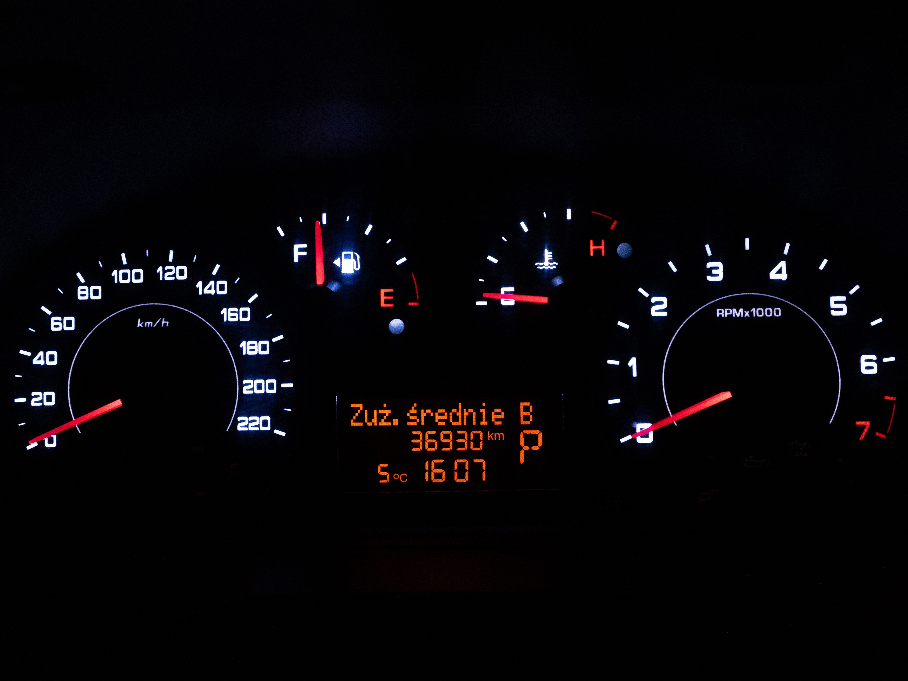 Dodge RAM Promaster z USA &ndash; jak zmienić język na polski i uruchomić radio w Europie?